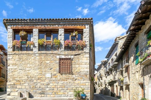 Historic buildings medieval village of Ainsa, Aínsa-Sobrarbe, Huesca province, Aragon, Spain -