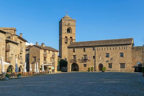 Plaza Mayor main square historic buildings medieval village of Ainsa, Aínsa-Sobrarbe, Huesca