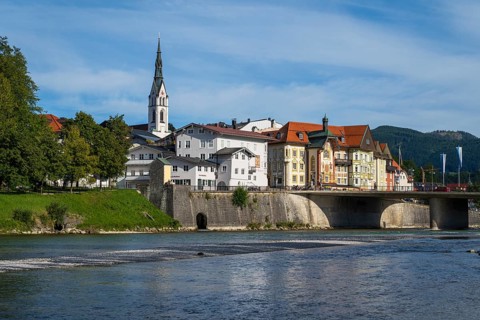 Old town with church of St. Mariä Himmelfahrt, river Isar, Bad Tölz, Upper Bavaria, Bavaria,