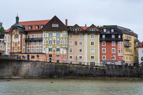 Giebelhäuser am Ufer der Isar, Altstadt, Bad Tölz, Upper Bavaria, Bavaria, Germany