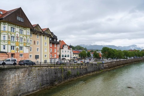 Gable houses on the banks of the Isar, Bad Tölz. Bad Tölz, Upper Bavaria, Bavaria, Germany