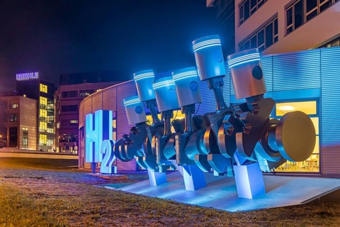 Automotive supplier Mahle. The piston shaft in front of the head office was supplemented by an H2