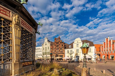Wismarer Wasserkunst and the Alter Schwede and Reuterhaus restaurants on the market square in the
