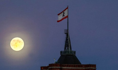 The brightest full moon of the year, Supermoon at the Red Town Hall, Berlin, 05.11.2025, Berlin,