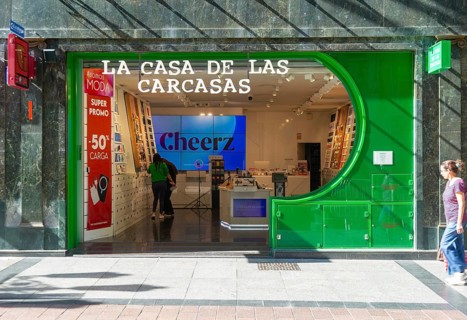 La Casa De Las Carcasas mobile phone accessory shop store, city centre of Zaragoza, Aragon, Spain