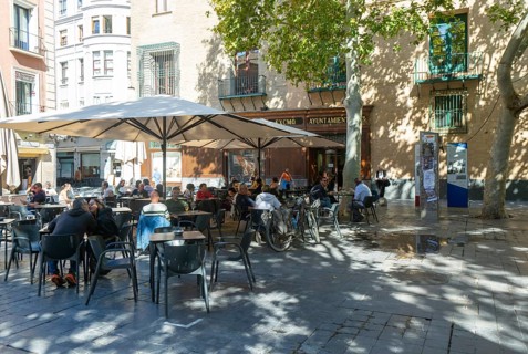 People sitting at tables and chairs in courtyard, Plaza de San Filipe, Zaragoza, Aragon, Spain