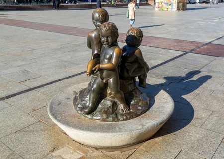 Niños con Peces Children with Fish bronze sculpture fountain, Plaza del Pilar, Zaragoza, Aragon,