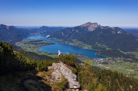 Hikers on the way to Rettenkogel with Wolfgangsee, Postalm, Osterhorn Group, Salzkammergut,