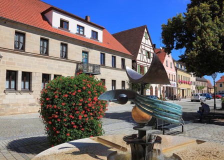 Fachwerkhäuser und Brunnen, am Rathausplatz, city of Heideck in the district of Roth, Middle