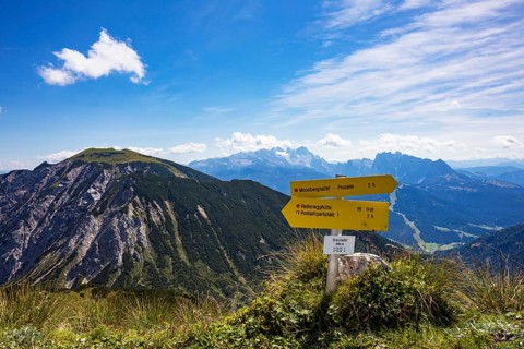 Signpost on Braunedlkogel with view to Gamsfeld, Postalm, Osterhorn Group, Salzkammergut, State of