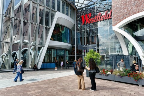 Westfield Überseequartier, shopping center, adventure center with passers-by, logo, lettering on