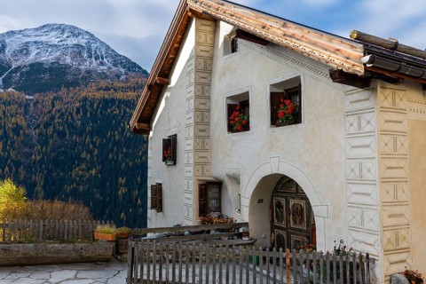 Engadin house in front of mountain peaks, historic houses, Guarda, Engadin, Graubünden, Switzerland
