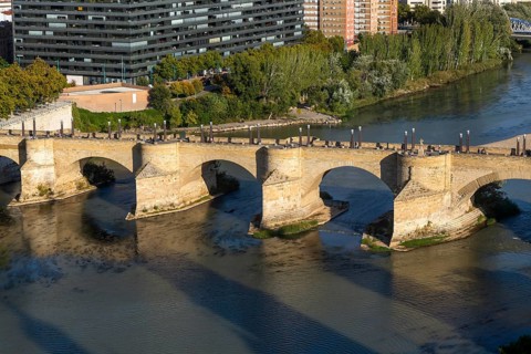 View looking down of historic Stone Bridge, Puente de Piedra, spanning the River Ebro, Zaragoza,