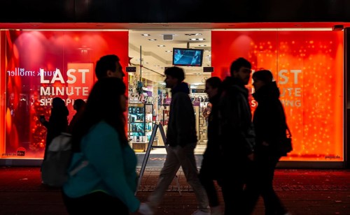 Full city center, shopping street, Kettwiger Straße pedestrian zone in Essen, shop window of a