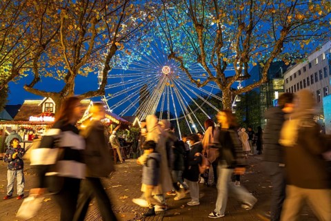 Full city center, shopping street, Kettwiger Straße pedestrian zone in Essen, first takeaways and