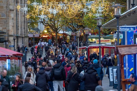 Full city center, shopping street, Kettwiger Straße pedestrian zone in Essen, first takeaways and