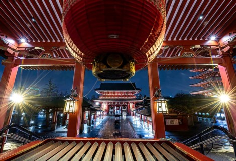 View from the main hall with a huge red lantern to the illuminated Hozomon Schazkammer Gate of