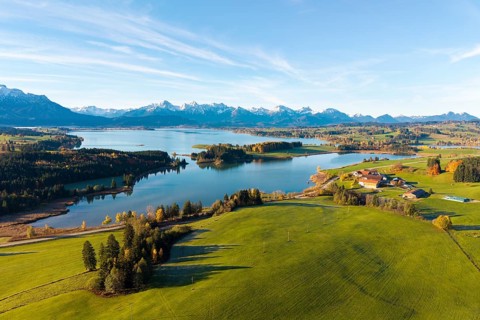 Idyllic scenery with vast meadows, a quiet lake and a mountain range, Illasbergsee, Forggensee,