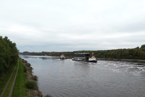 Tugboats bring a lock gate through the Kiel Canal, NOK, Kiel Canal, Kiel Canal, Schleswig-Holstein,