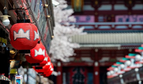 Red lanterns on Nakamise-dori shopping street, in the back the Hozomon Gate of Asakusa Shrine or