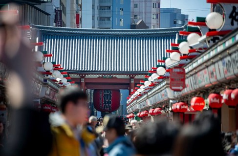 View of numerous visitors on Nakamise-dori shopping street at the Thunder Gate Kaminarimon of