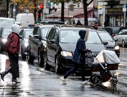 People in rain, Potsdamer Straße, Berlin, 30.10.2025, Berlin, Berlin, Germany
