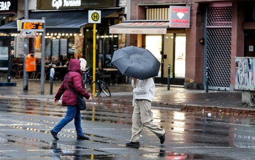 With umbrella and raincoats, people in the rain, Potsdamer Straße, Berlin, 30.10.2025, Berlin,