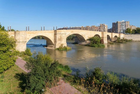 Historic the Stone Bridge, Puente de Piedra, spanning the River Ebro, Zaragoza, Aragon, Spain