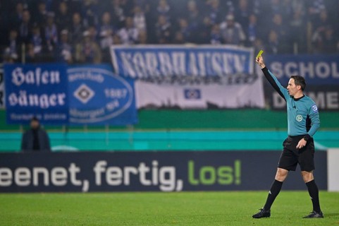 Referee Benjamin Brand shows yellow card yellow warning DFB-Pokal, Voith-Arena, Heidenheim,
