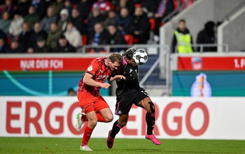 Duel, action Tim Siersleben 1. FC Heidenheim 1846 FCH (04) against Ransford Königsdörffer Hamburger