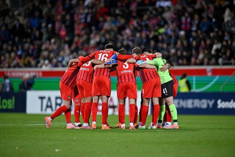 Team building, circle of the team in front of the start of the game 1. FC Heidenheim 1846