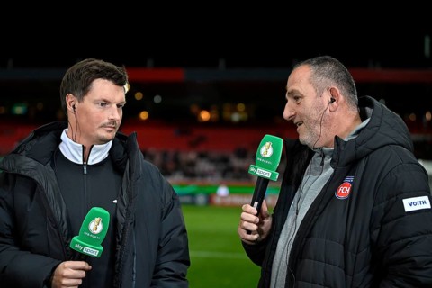 Coach coach Frank Schmidt 1. FC Heidenheim 1846 FCH portrait in interview microphone micro logo SKY