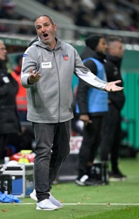 Coach coach Frank Schmidt 1. FC Heidenheim 1846 FCH on the sidelines gesture angry sour rebukes