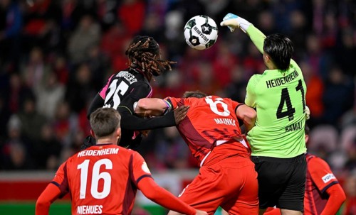 Penalty area scene, goal room scene goalkeeper Diant Ramaj 1. FC Heidenheim 1846 FCH (41) fist