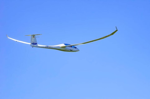 A Schempp-Hirth Arcus E motor glider, registration D-KWKU, during a screening as part of an air