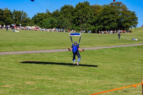 Landing of skydivers during an aerial acrobatic performance as part of an air show at the Rossfeld