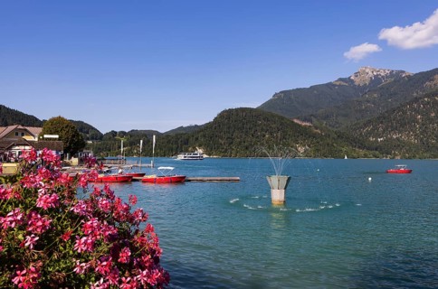 Lakeside promenade in Sankt Gilgen, Wolfgangsee, Salzkammergut, Salzburg, Austria