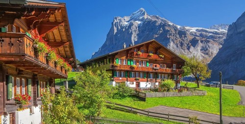 Typical Oberland farmhouses with Wetterhorn 3690m in autumn, Grindelwald, Lütschinental, Bernese