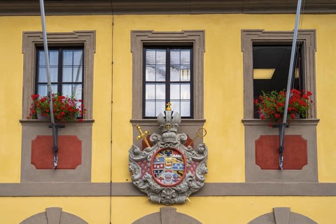 Facade with city coat of arms, town hall, market square, Deutsche Korbstadt, Lichtenfels, Upper