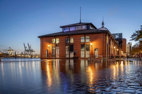 Storm surge (flood) of 24.10.2025 at the Hamburg fish market on the Elbe during the blue hour,
