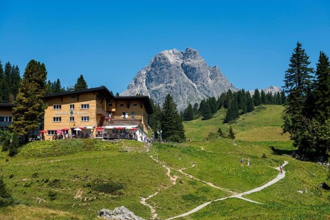 Berglandschaft und Berggasthof, Körbersee, Widderstein, Warth, Bregenzerwald, Vorarlberg, Alps,
