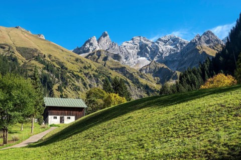 Old farmhouse in Einödsbach, behind Trettachspitze, autumn atmosphere, behind Trettachspitze,