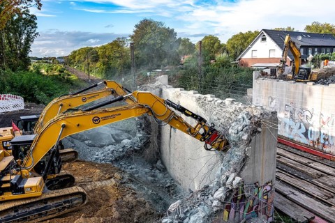 Demolition of an old road bridge, Weierstraße, then new construction of the bridge for the