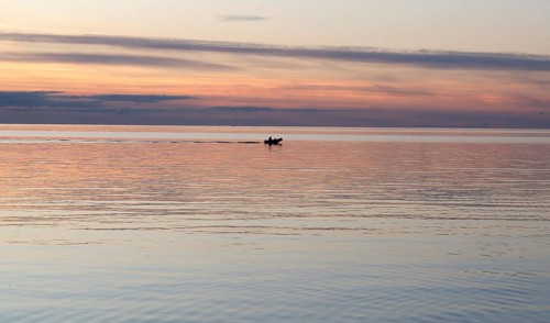 Anglers on the beach during sunset, Fehmarn Island, 18.10.2025, Fehmarn, Schleswig-Holstein,