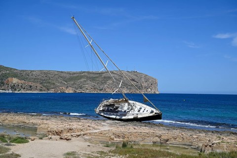 Stranded sailing yacht, storm, severe weather, Jávea or Xàbia, Alicante Province, Comunidad