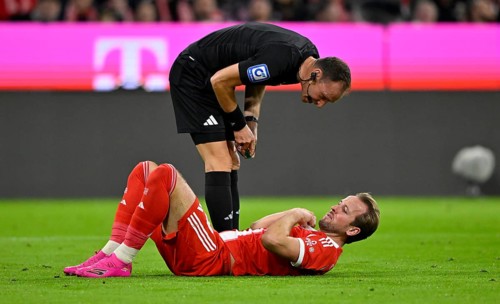 Referee Bastian Dankert at Harry Kane FC Bayern Munich FCB (09) injured ground injury Deutscher