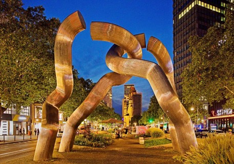The sculpture entitled Berlin by Brigitte and Martin Matschinsky-Denninghoff with Kaiser Wilhelm