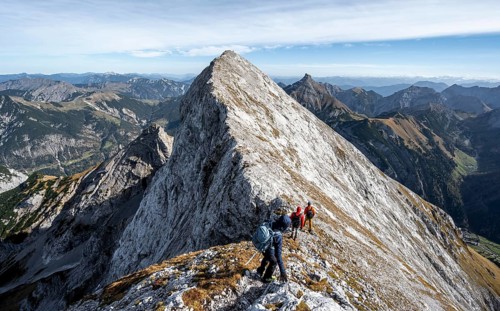Mountaineer on the ridge of the Gamsjoch, mountain panorama, transition to the main summit of the