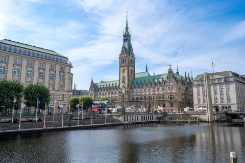 View over the Kleine Alster to Hamburg City Hall, Jungfernstieg, Hamburg, Germany