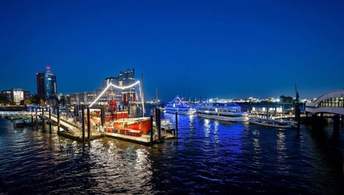 View of illuminated ships on the Elbe promenade with restaurant Das Feuerschiff LV 13, City